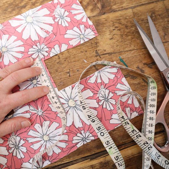 letter-cushion_step3.jpg?sw=554&q=85