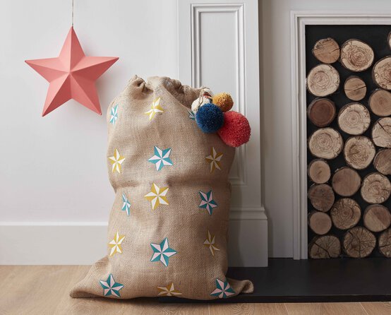 personalise-a-hessian-sack_hero.jpg?sw=554&q=85