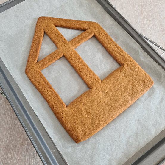 Idea_How-to-make-a-Gingerbread-Greenhouse_Step4.jpg?sw=554&q=85