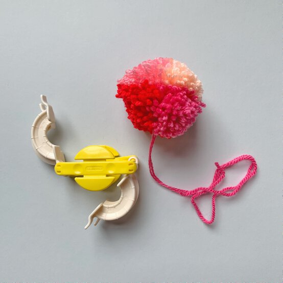 how_to_create_five_different_patterns_in_pom_poms_four_colour_pom_pom_pattern_step_6.jpg?sw=554&q=85