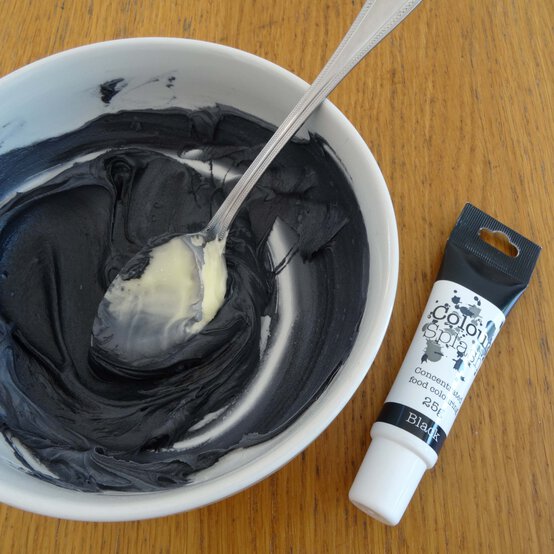 halloween-fault-line-cake-step-2.jpg?sw=554&q=85