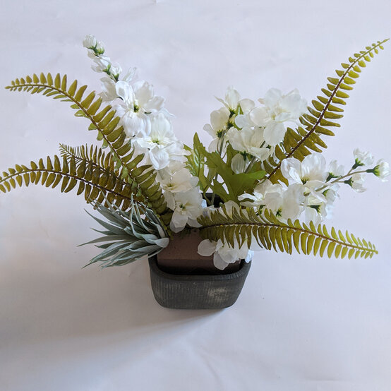 how-to-create-a-wedding-floral-arrangement_step5_2.jpg?sw=554&q=85