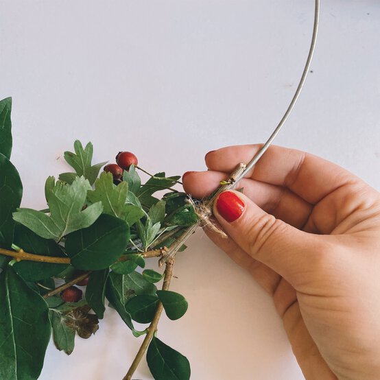how_to_make_a_foraged_wreath_step_4.jpg?sw=554&q=85