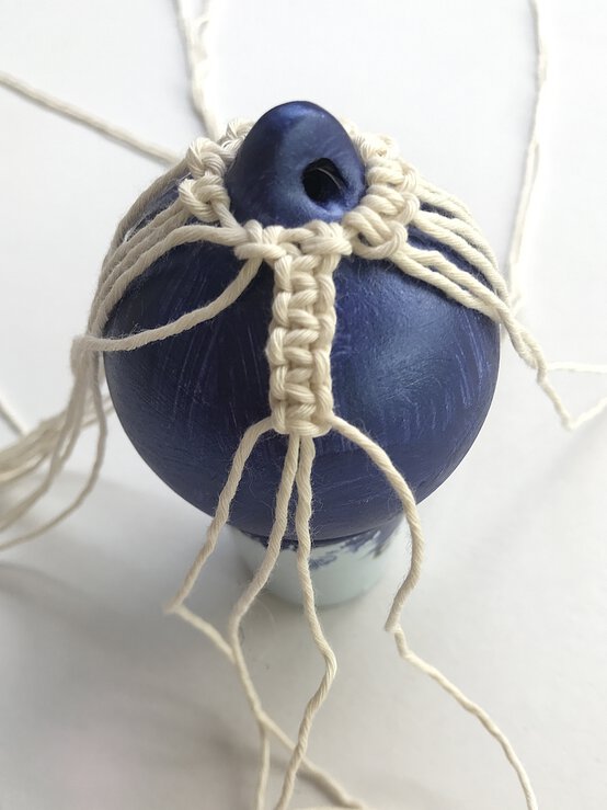 how_to_make_macrame_baubles_blue_tutorial_step-8.jpg?sw=554&q=85