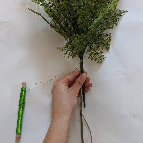 how-to-make-a-garland-for-your-wedding-_step4.jpg?sw=554&q=85