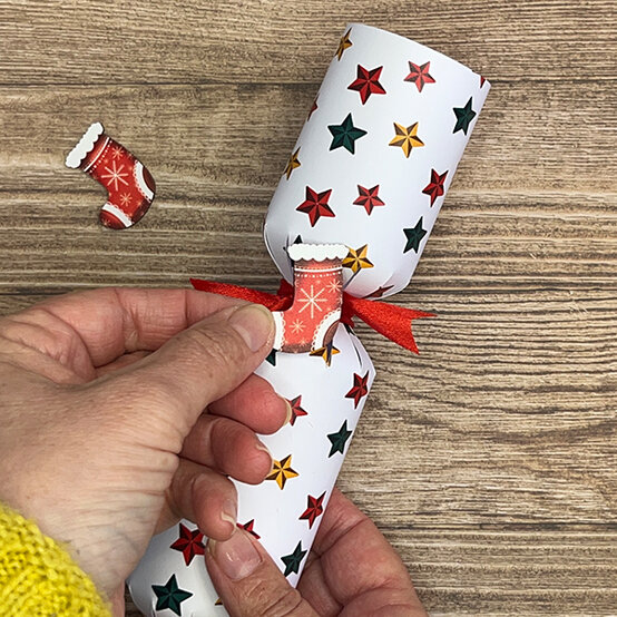 how%2Dto%2Dmake%2Dbright%2Dchristmas%2Dcrackers%5Fstep%2D7b.jpg?sw=554&q=85