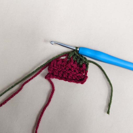 ideas%5Fstash%2Dbusting%2Dchristmas%2Dtable%2Ddecor%5Fdrinks%2Dbottle%2Daccessories%5Fstep%2D2a.jpg?sw=554&q=85