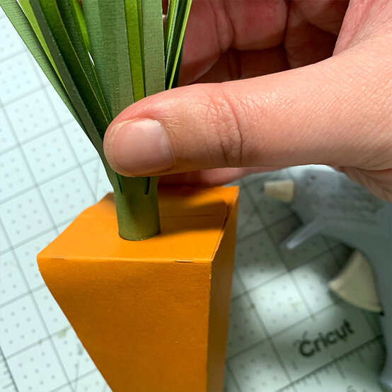 cricut_carrot-treat-box_step9.jpg?sw=554&q=85