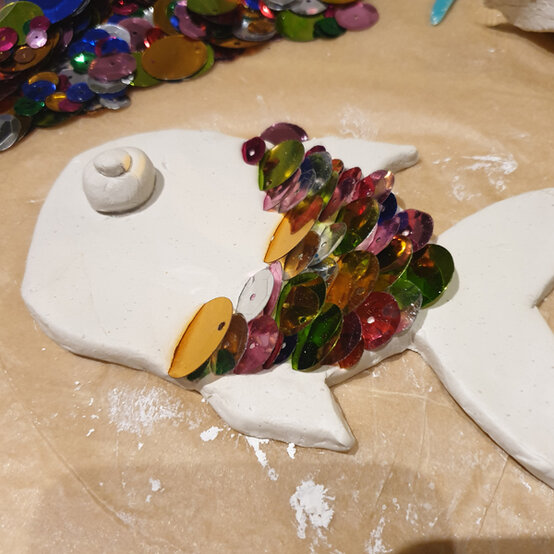 idea_messy-crafts-for-kids_step4a.jpg?sw=554&q=85