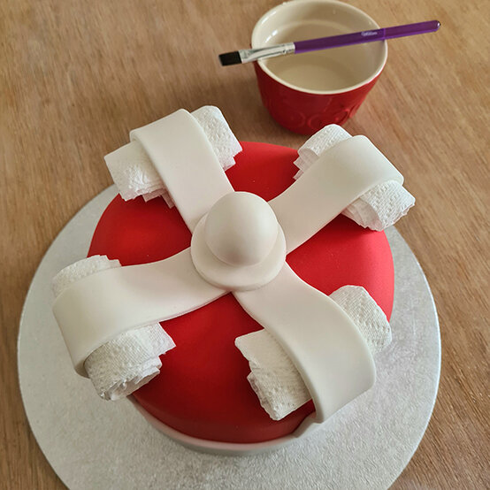 How-to-Make-a-Platinum-Jubilee-Showstopper-Cake_Step4b.jpg?sw=554&q=85