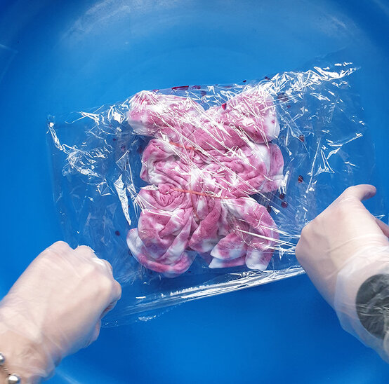 How-to-tie-dye-a-t-shirt_Mottled%20effect%20Step%203b.jpg?sw=554&q=85