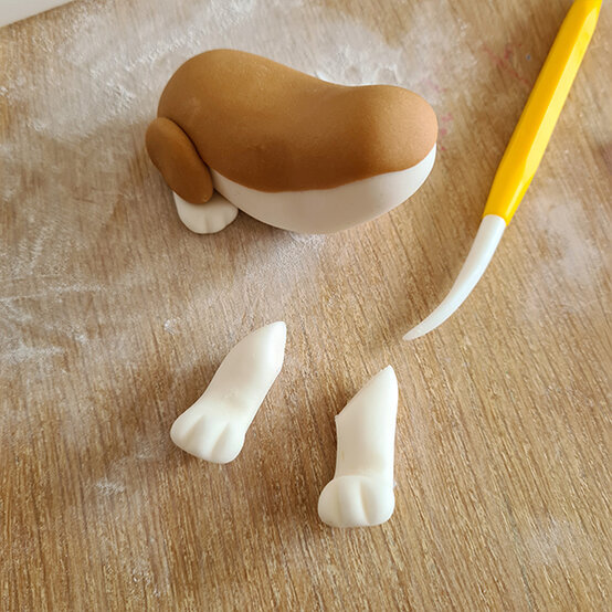 How-to-Make-a-Platinum-Jubilee-Showstopper-Cake_Step21a.jpg?sw=554&q=85