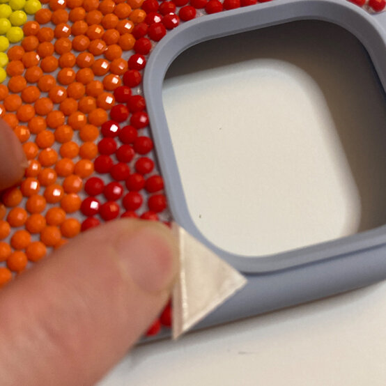 idea_customise-a-phone-case-with-diamond-dotz_step8.jpg?sw=554&q=85