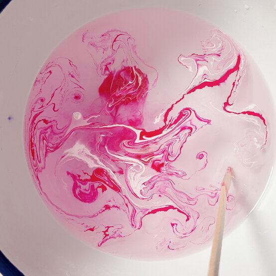 how_to_make_marbled_eggs_2.jpg?sw=554&q=85