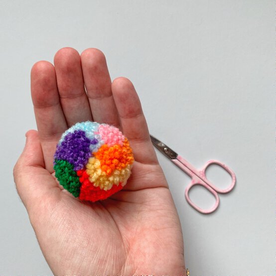 how_to_create_five_different_patterns_in_pom_poms_rainbow_pom_pom_pattern_step_8.jpg?sw=554&q=85