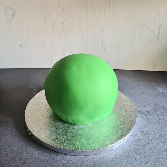 idea_how-to-make-a-frog-cake_step4c.jpg?sw=554&q=85