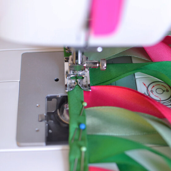 ribbon-garland7.jpg?sw=554&q=85