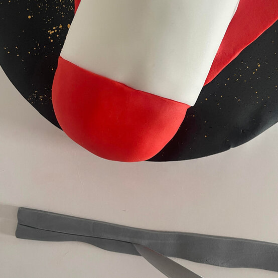 idea_how-to-decorate-a-rocket-cake_step14d.jpg?sw=554&q=85