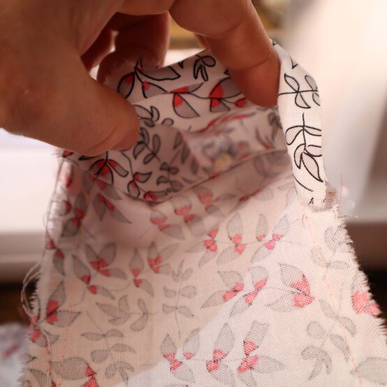 letter-cushion_step7_2.jpg?sw=554&q=85