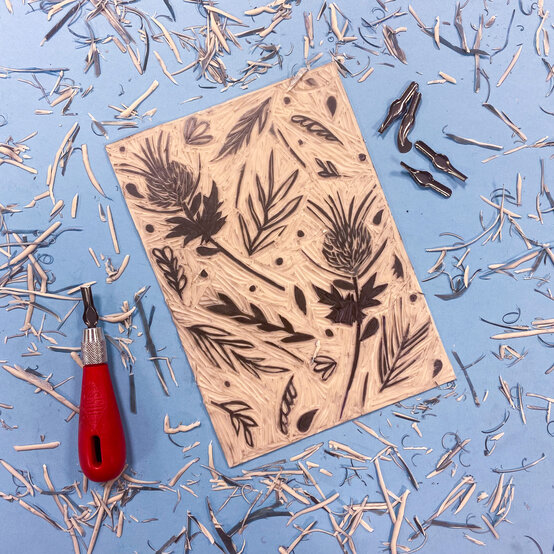 how-to-lino-cut-a-scottish-thistle-print_preparation_step-7_4.jpg?sw=554&q=85