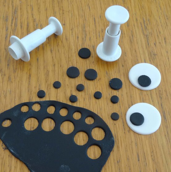 halloween-fault-line-cake-step-5_2.jpg?sw=554&q=85