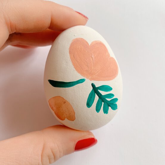 how-to-make-floral-painted-eggs-3.jpg?sw=554&q=85