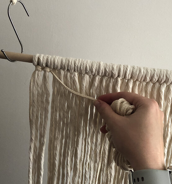 Idea_How-to-Make-an-Autumn-Macrame-Tapestry-Wall-Hanging_Step-2e.JPG?sw=554&q=85