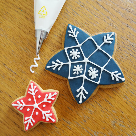 decorated-christmas-biscuit-wreath_decorating_step1_2.jpg?sw=554&q=85