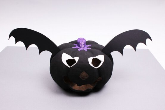 bat-pumpkin.jpg?sw=554&q=85