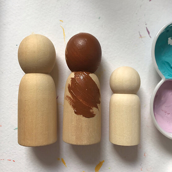 how-to-paint-a-peg-doll-family-portrait_step-1.jpg?sw=554&q=85