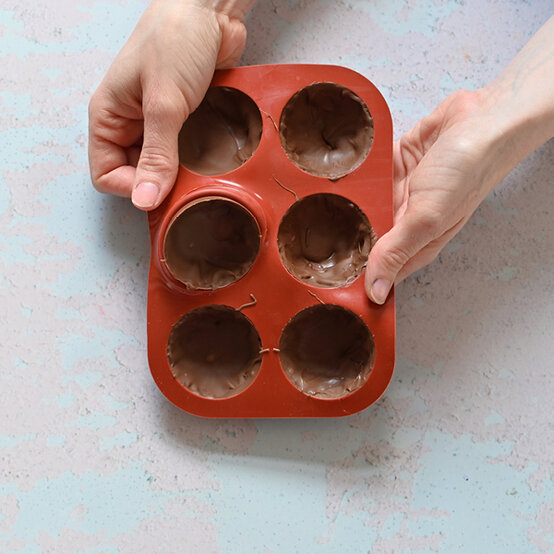 how_to_make_hot_chocolate_bombs6.jpg?sw=554&q=85