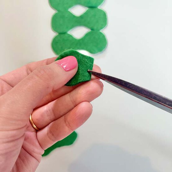 ideas%5Fhow%2Dto%2Dmake%2Dpipe%2Dcleaner%2Dand%2Dfelt%2Dflowers%5Feucalyptus%5F3.jpg?sw=554&q=85