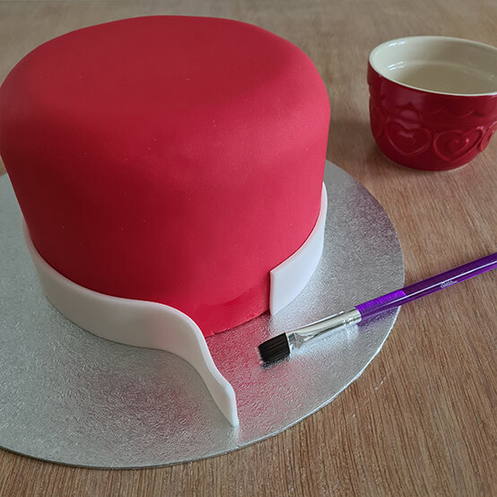 How-to-Make-a-Platinum-Jubilee-Showstopper-Cake_Step2b.jpg?sw=554&q=85