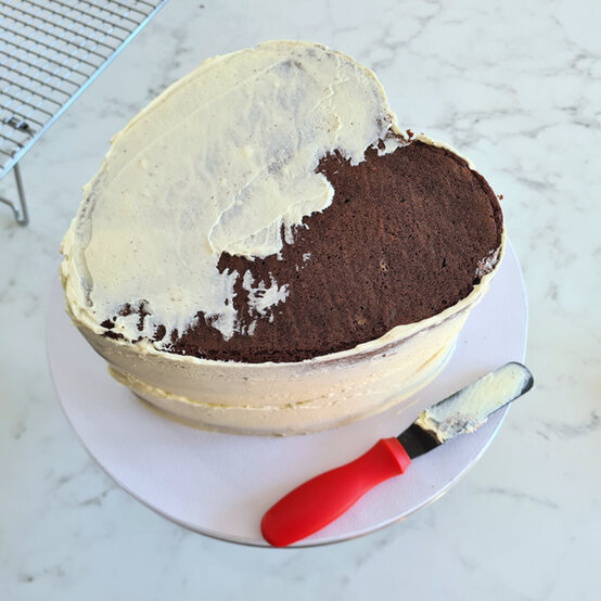 idea%5Fretro%2Dbuttercream%2Dcake%5Fstep%2D26.jpg?sw=554&q=85