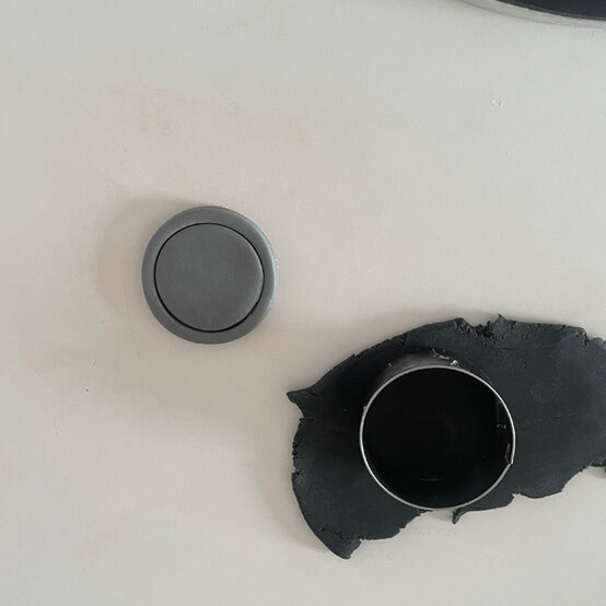 idea_how-to-decorate-a-rocket-cake_step17e.jpg?sw=554&q=85