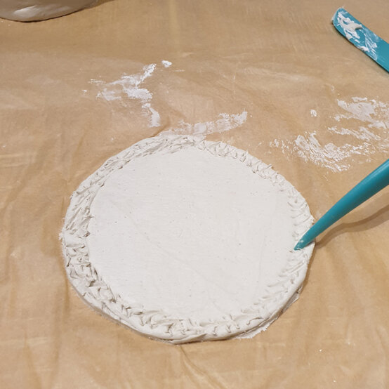 idea_messy-crafts-for-kids-pots_step4b.jpg?sw=554&q=85