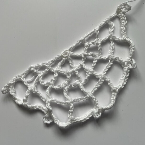 idea%5Fhalloween%2Dcrochet%2Dwreath%2Dcobweb%5Fstep%2D1.jpg?sw=554&q=85