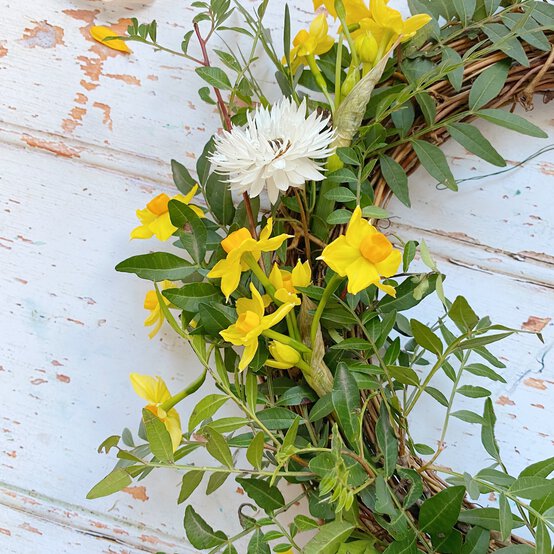 how-to-make-a-spring-wreath-5.jpg?sw=554&q=85