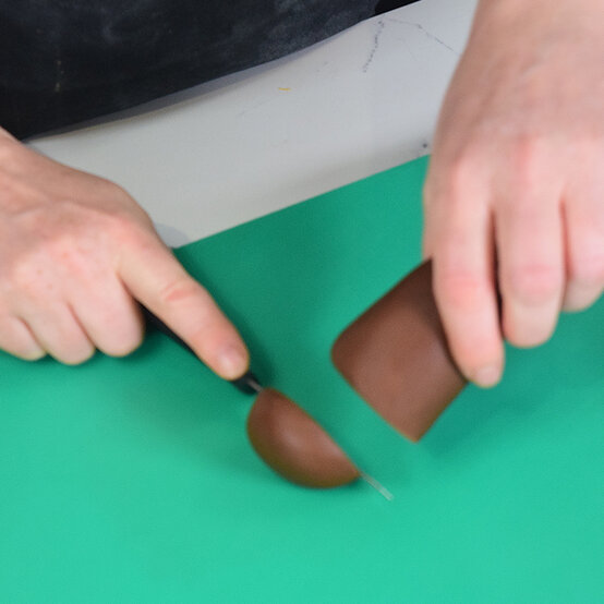 pumpkin-pinata-cake_step17_3.jpg?sw=554&q=85