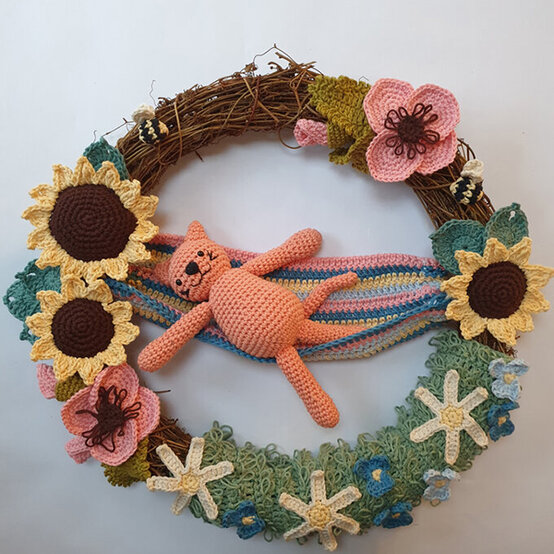 how_to_crochet_a_summer_garden_wreath_placement-9.jpg?sw=554&q=85
