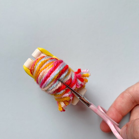 how_to_create_five_different_patterns_in_pom_poms_confetti_pom_pom_pattern_step_3.jpg?sw=554&q=85
