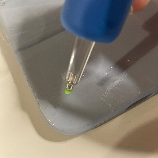 idea_customise-a-phone-case-with-diamond-dotz_step4b.jpg?sw=554&q=85