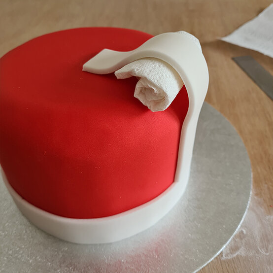 How-to-Make-a-Platinum-Jubilee-Showstopper-Cake_Step3b.jpg?sw=554&q=85