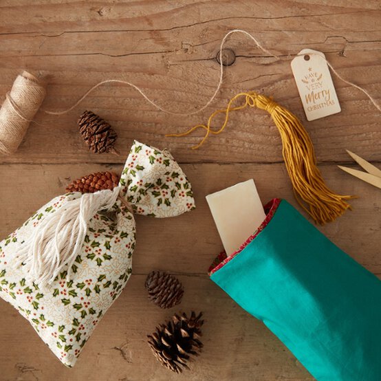 25-things-to-sew-lined-gift-bag.jpg?sw=554&q=85