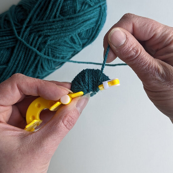 idea_how-to-make-celebration-bunting_step4a.jpg?sw=554&q=85