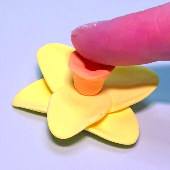 clay%2Ddaffodil%2Dsmall%5Fstep%2D5a.jpg?sw=554&q=85