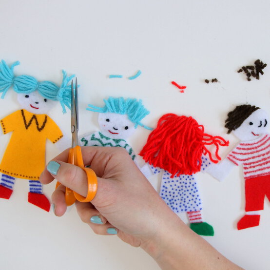 paper_dolls_scissors_step_9.jpg?sw=554&q=85