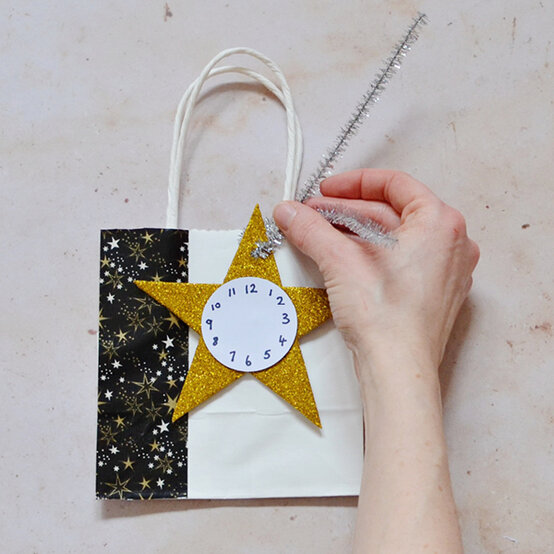 new-years-eve-kids-crafts11.jpg?sw=554&q=85