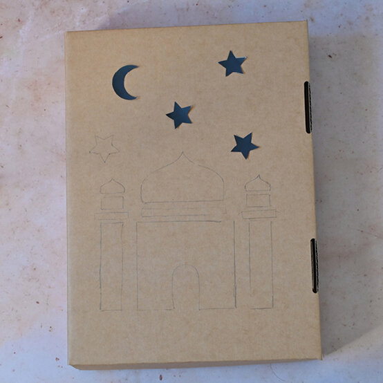 how-to-make-a-lightbox-for-ramadan-step-2.jpg?sw=554&q=85