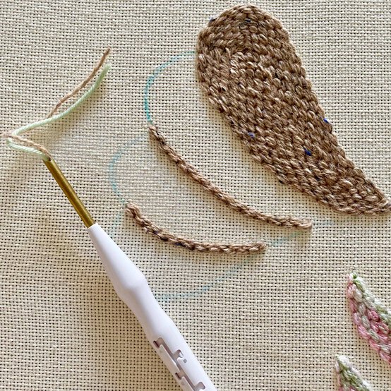 punch-needle-farm-hen-step-2.jpg?sw=554&q=85